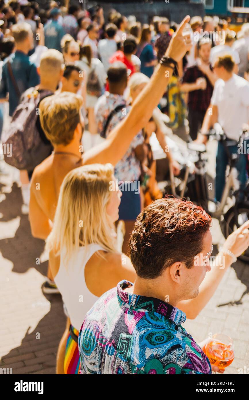 Amsterdam, Hollande du Nord, pays-Bas – le 6 août 2022 : les gens célèbrent la fierté Amsterdam par une journée d'été ensoleillée, photographiée de derrière Banque D'Images