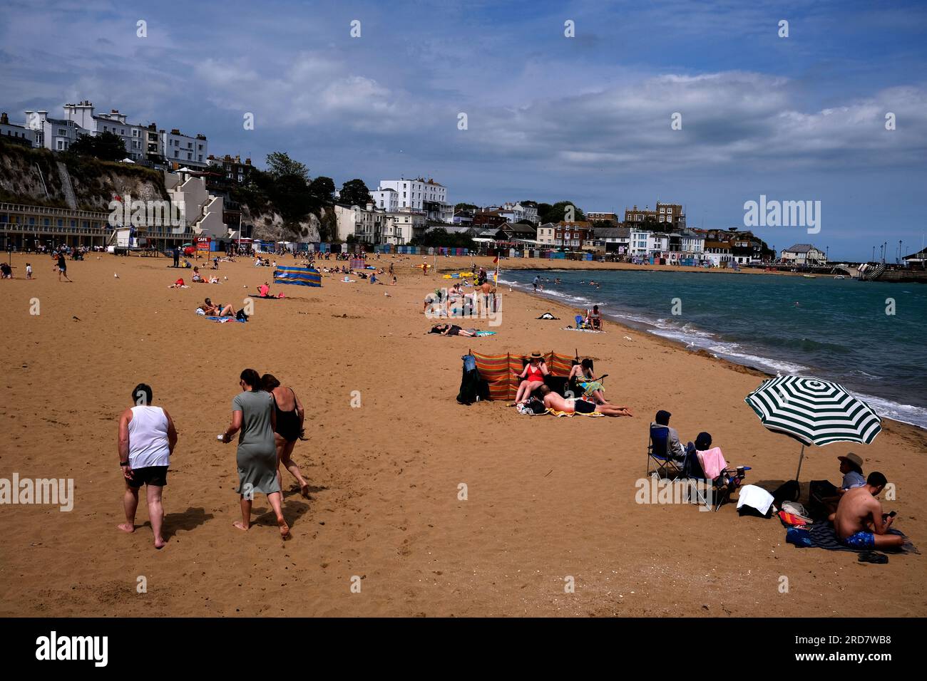 baie viking et plage de sable dans la ville balnéaire de broadstairs, kent, royaume-uni juillet 17 2023 Banque D'Images