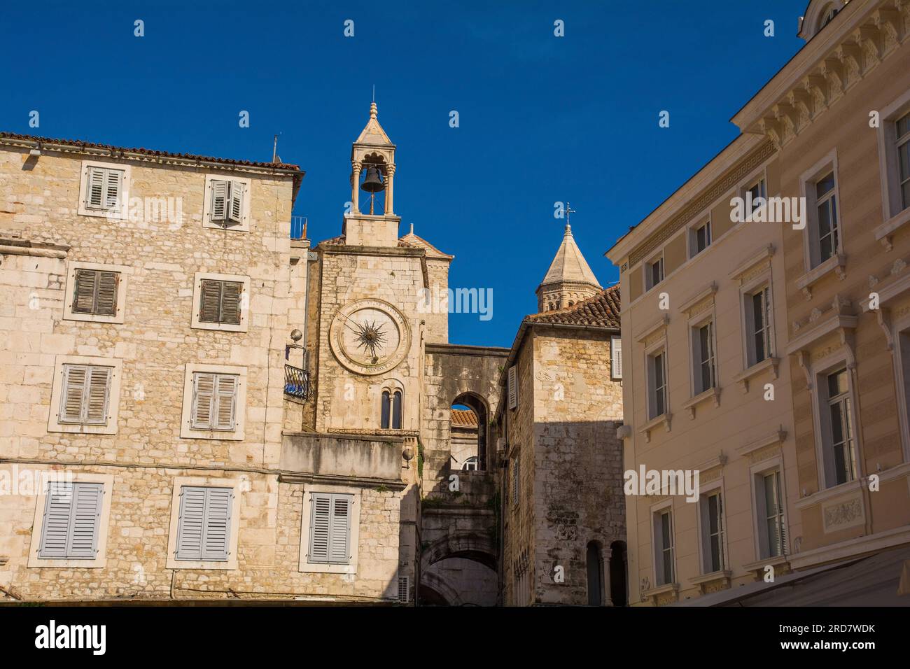 Bâtiments à Narodni Trg - place du peuple - dans le centre de Split, Croatie. Zeljezna Vrata ou porte de fer, Tour de l'horloge de Pjaca et Palais Cyprien Banque D'Images