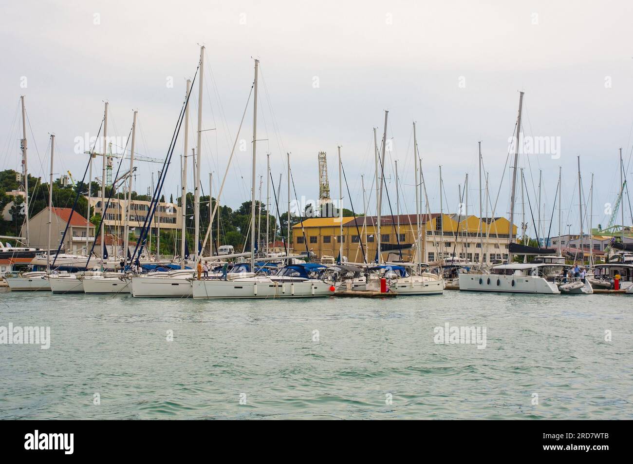 Bateaux dans la zone portuaire de la ville côtière historique de Trogir en Croatie Banque D'Images