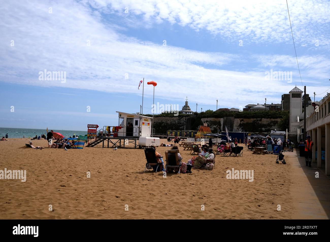 baie viking et plage de sable dans la ville balnéaire de broadstairs, kent, royaume-uni juillet 17 2023 Banque D'Images