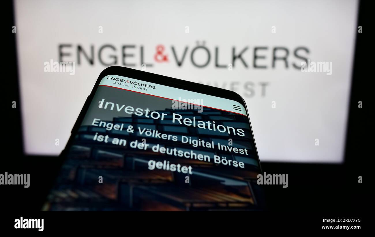 Smartphone avec le site de la société immobilière allemande EV Digital Invest AG sur l'écran devant le logo. Effectuez le focus sur le coin supérieur gauche de l'écran du téléphone. Banque D'Images