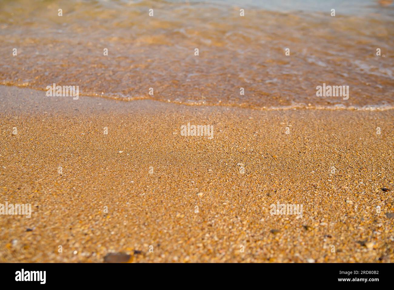 Sable doré à la plage, avec un toucher doux d'un calme vagues de l'océan, côté mer Banque D'Images