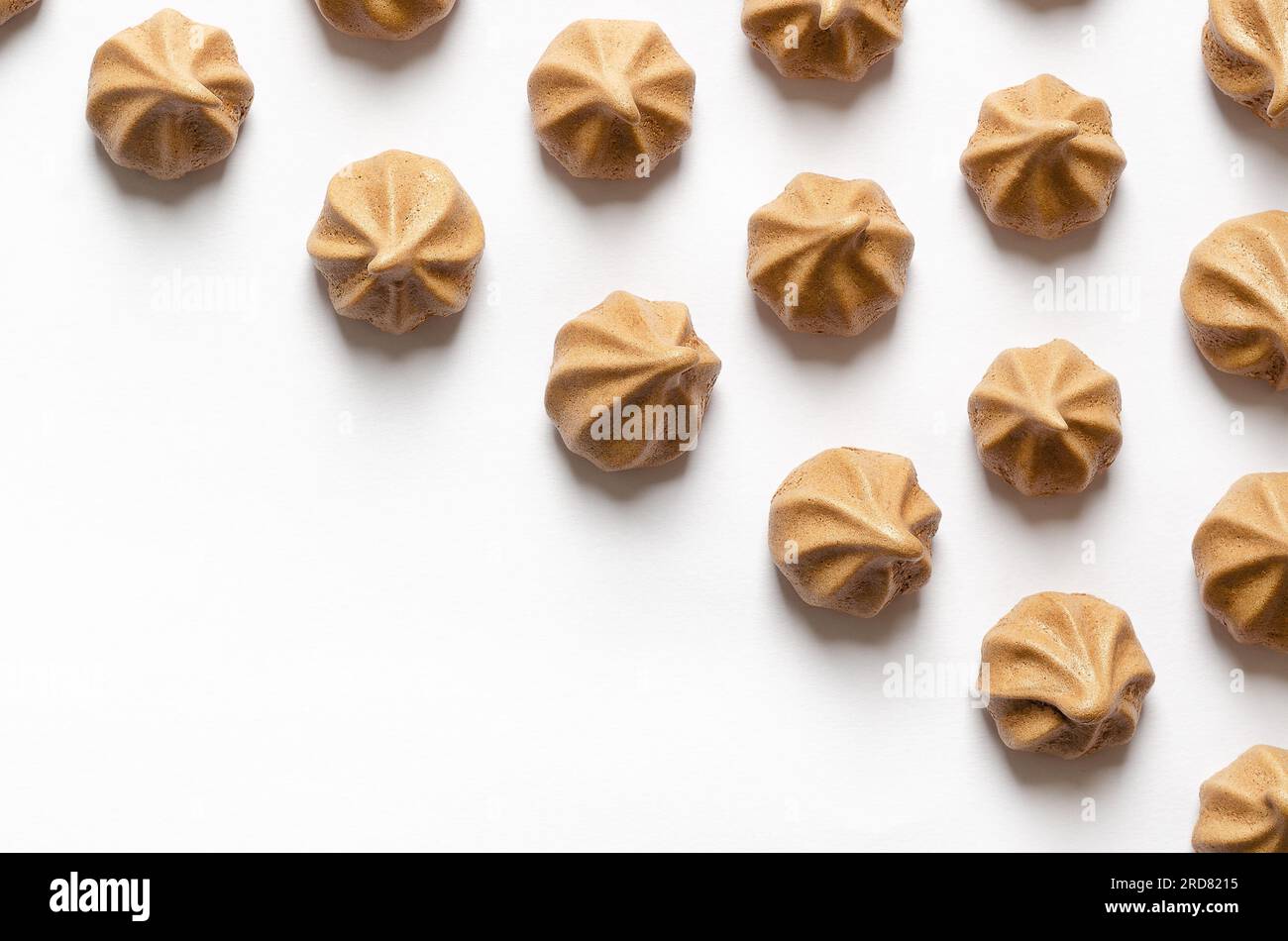 Mini biscuits meringue au chocolat sur fond blanc avec espace de copie. Banque D'Images
