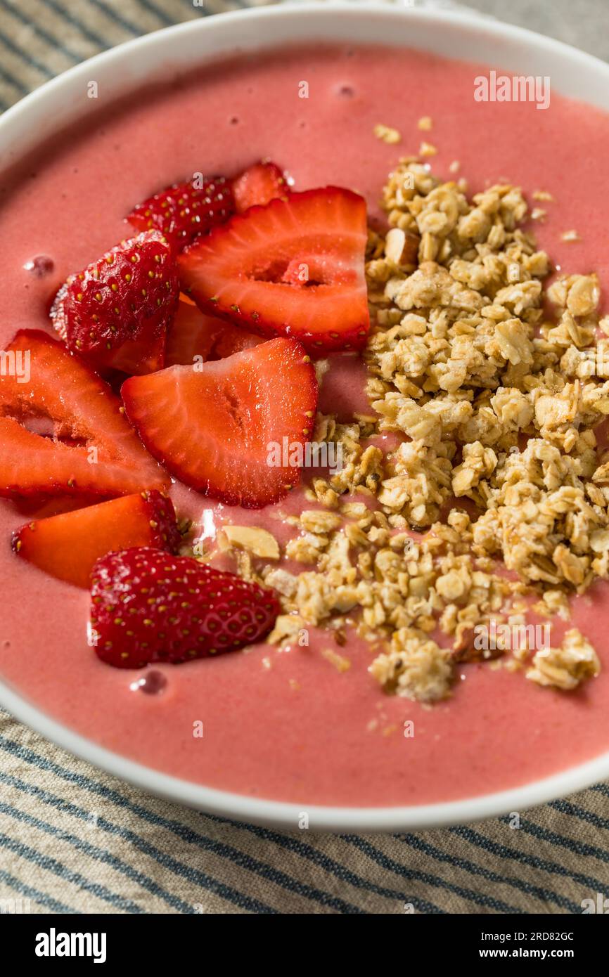 Bol de smoothie aux fraises maison avec granola et banane Banque D'Images