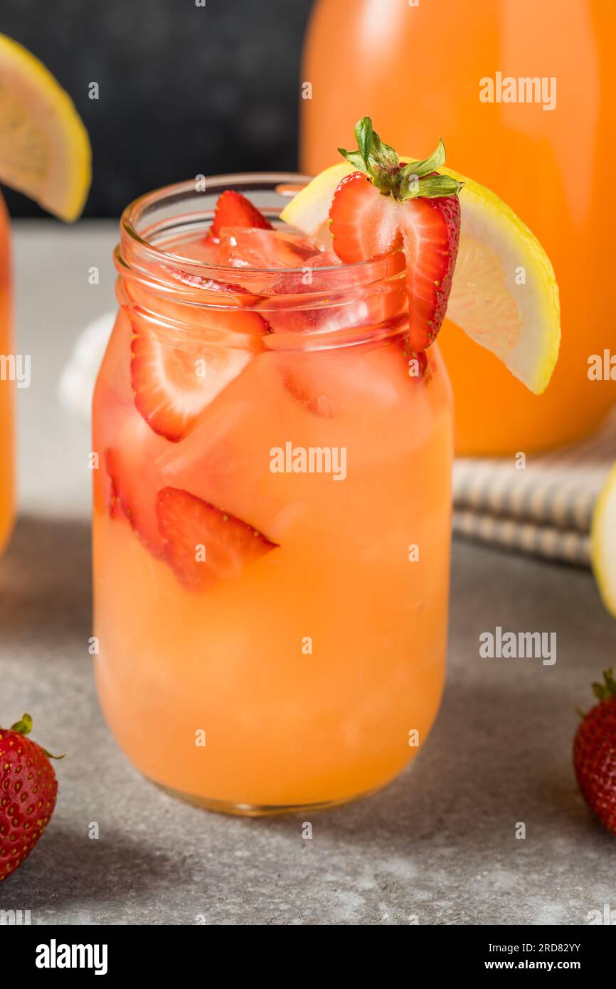 Limonade rafraîchissante à la fraise froide avec glace dans un verre Banque D'Images