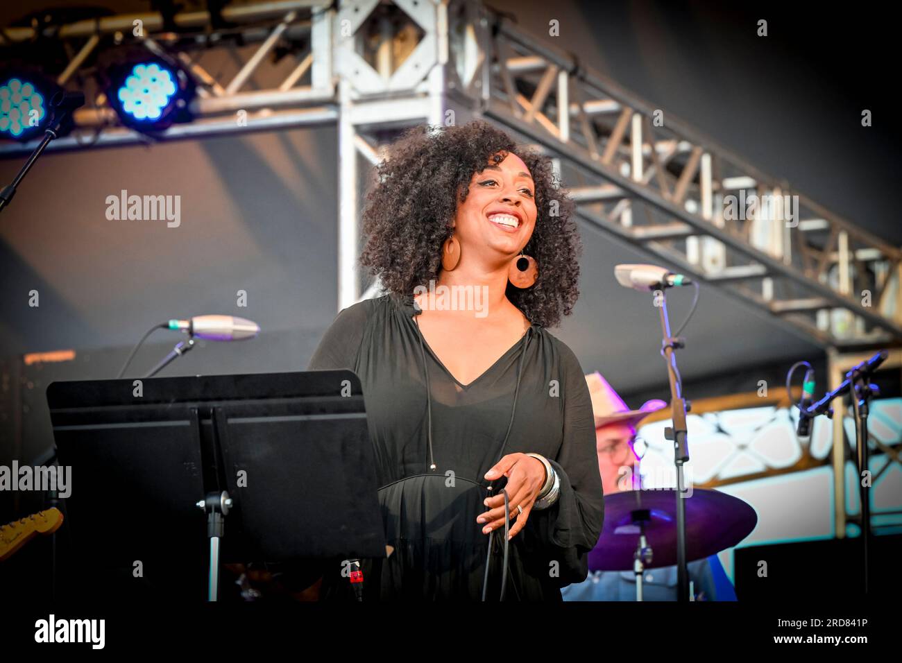 Chanteuse soul, Krystle dos Santos, Vancouver Folk Music Festival, Jericho Park, Vancouver, Colombie-Britannique, Canada Banque D'Images