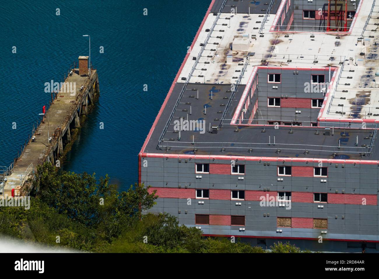 PORTLAND, ANGLETERRE – juillet 20 2023 : détail de la barge Bibby Stockholm par le haut amarrée à terre après son arrivée la veille. Pour héberger 500 demandes d'asile au Royaume-Uni Banque D'Images