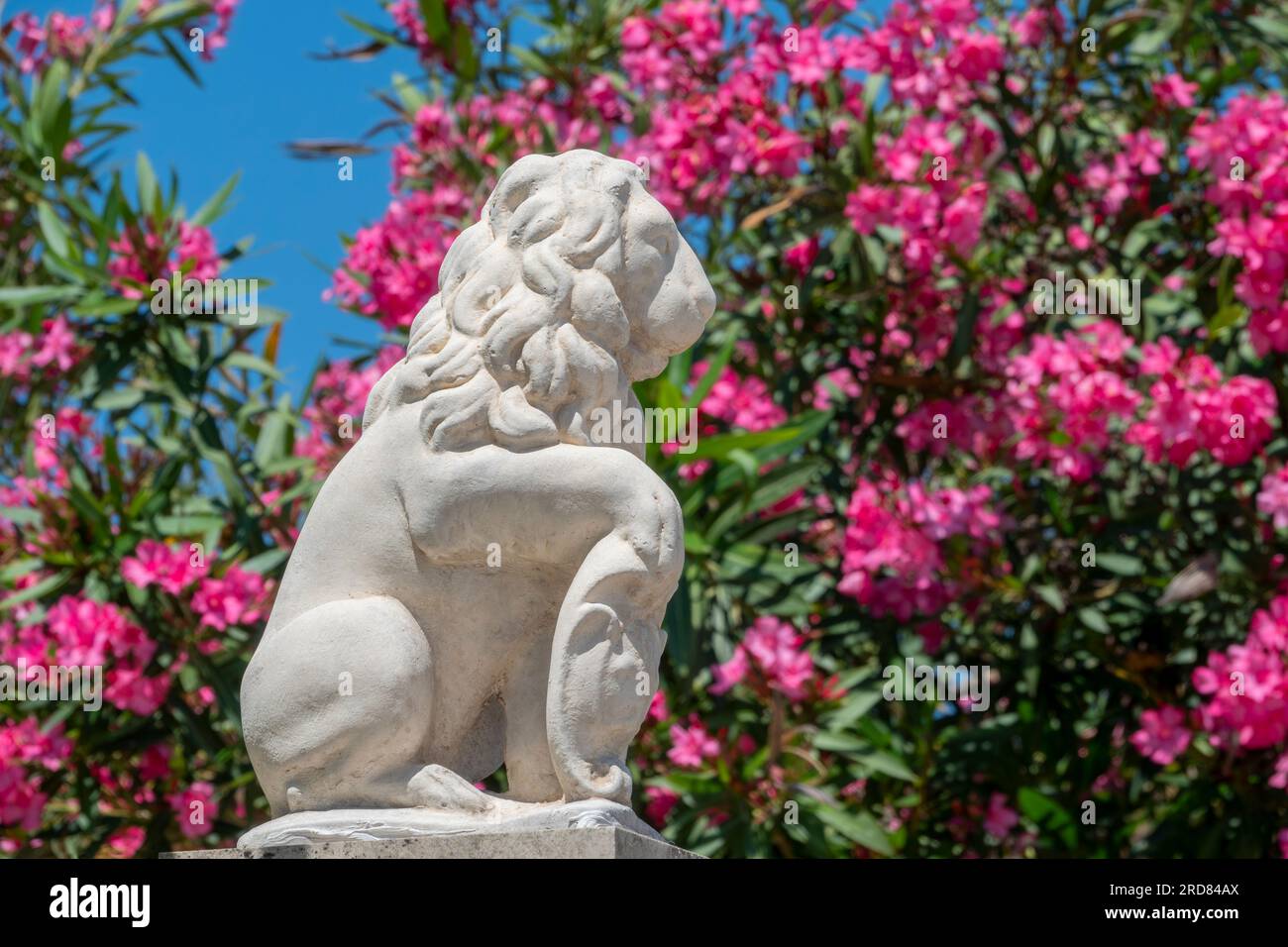 Lion de pierre peint en blanc au sommet d'un grand poteau de porte en pierre, Céphalonie, Grèce Banque D'Images