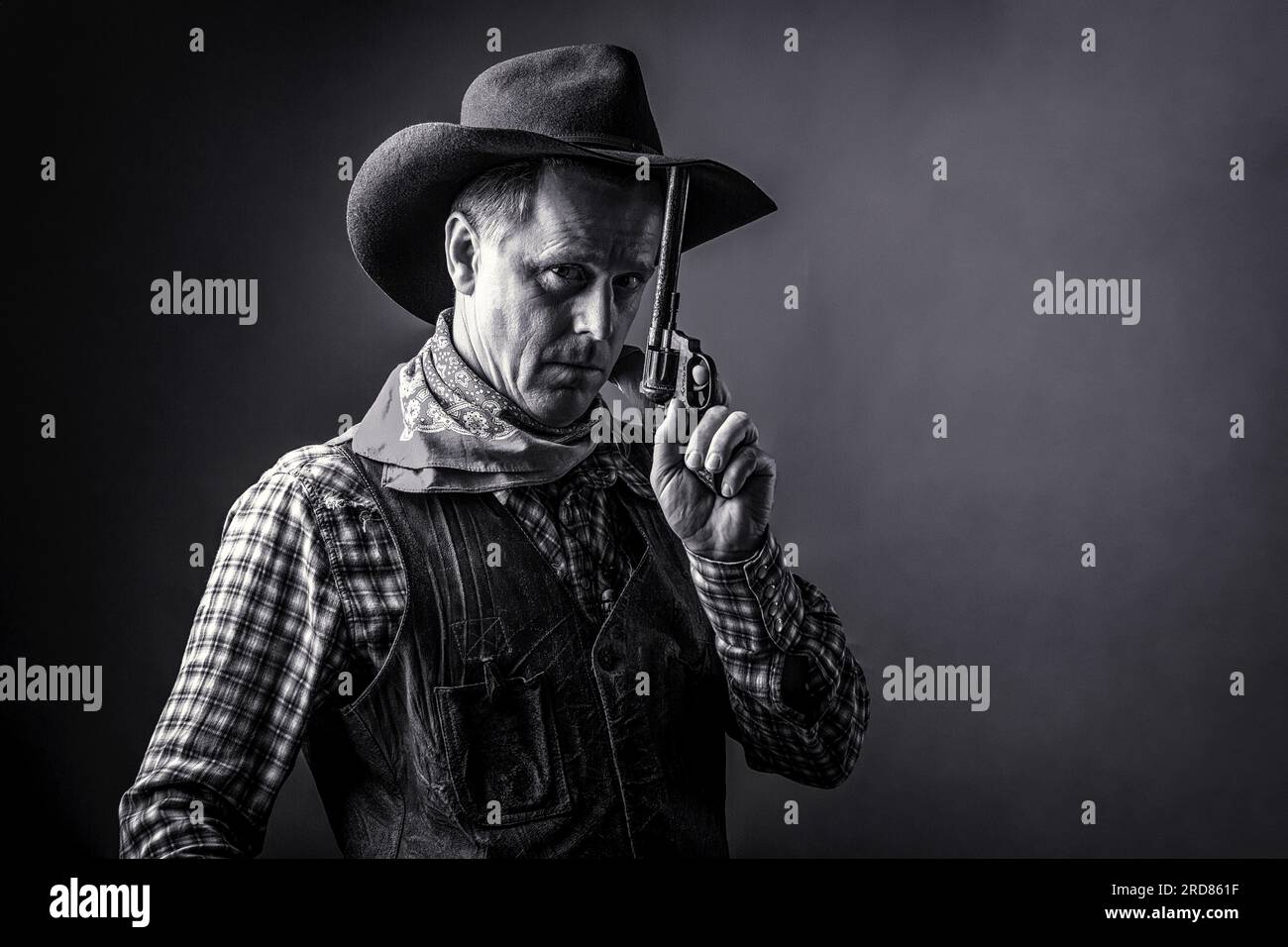 West, Guns. Portrait d'un homme portant un chapeau de cow-boy, arme à feu.  Portrait d'un cow-boy. Bandit américain en masque, homme occidental avec  chapeau. Noir et blanc Photo Stock - Alamy
