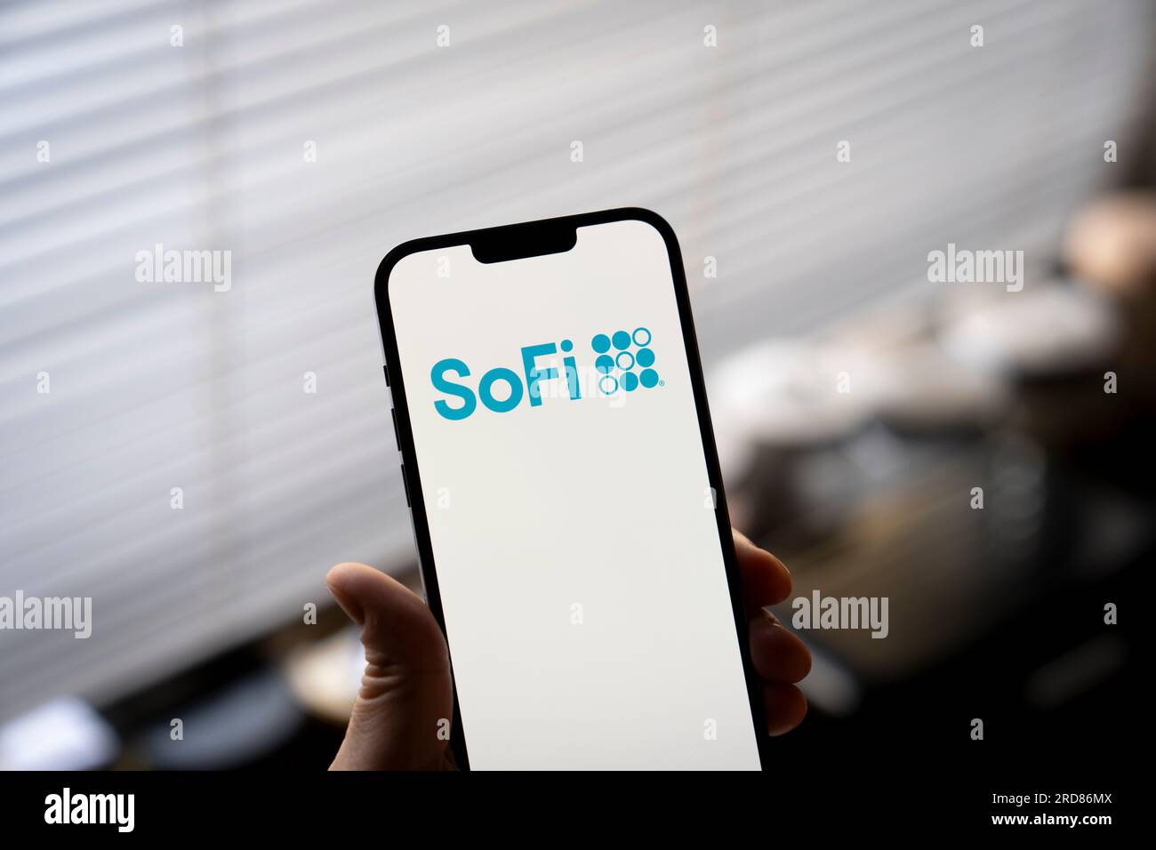 Le logo de la banque SOFI est visible sur l'écran d'un appareil mobile ...