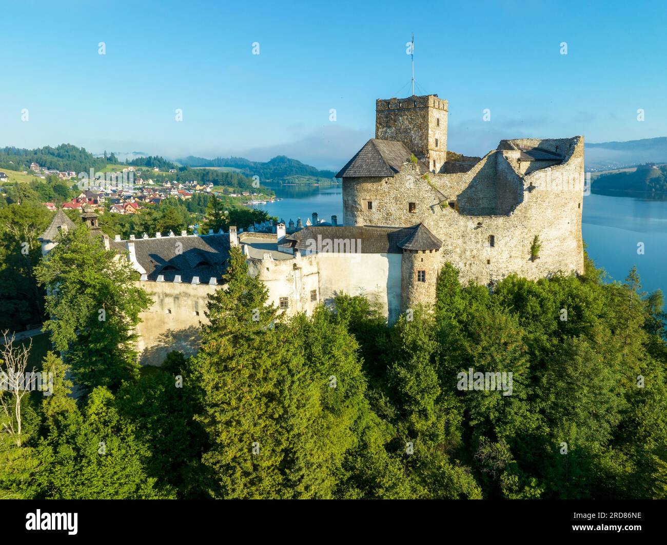 Pologne. Château médiéval à Niedzica, 14e siècle (château supérieur), polonais ou hongrois dans le passé. Lac artificiel de Czorsztyn et vue lointaine sur les ruines Banque D'Images