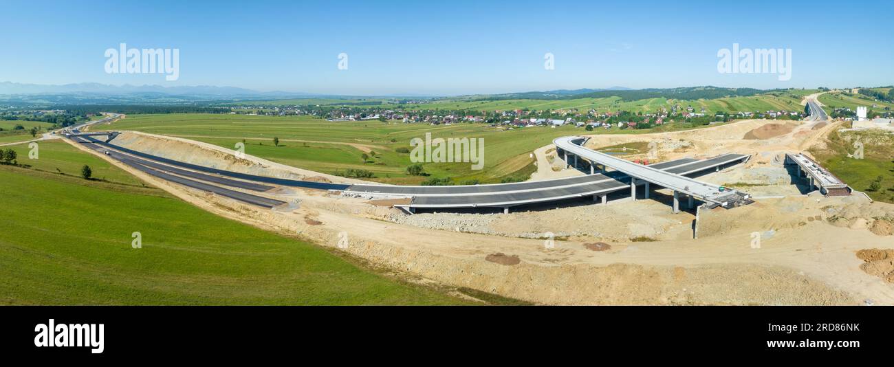 Fragment d'autoroute en construction sur la route de Zakopianka, Pologne, de Cracovie à Zakopane sur le village de Klikuszowa autour de Nowy Targ, lieu principal de tra Banque D'Images