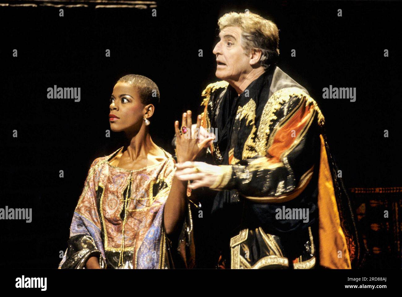 Josette Simon (Vittoria Corombona), Denis Quilley (Brachiano) dans LE DIABLE BLANC de John Webster à l'Olivier Theatre, National Theatre (NT), Londres SE1 18/06/1991 mise en scène & design : Philip Prowse éclairage : Gerry Jenkinson mouvement : Geraldine Stephenson combats : Malcolm Ranson Banque D'Images