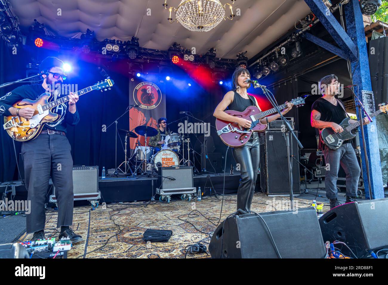 Die amerikanische Sängerin Lera Lynn mit Band live beim Orange Blossom Special Festival, Beverungen, Deutschland | Americasn Singer Lera Lynn with Banque D'Images