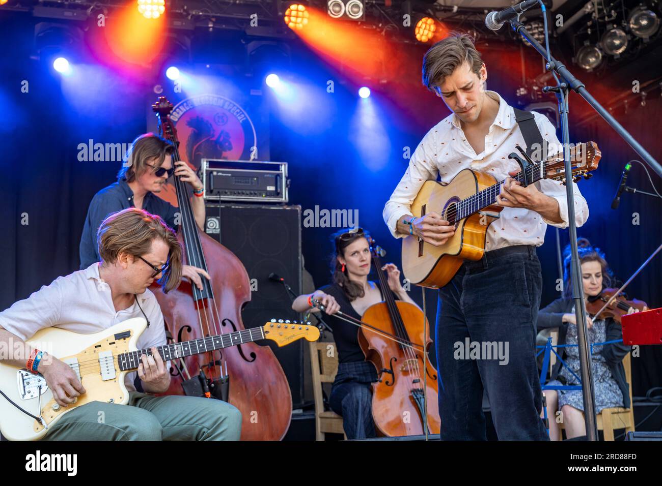 Die deutsche Band Hotel Rimini live beim Orange Blossom Special Festival, Beverungen, Deutschland | German Rock Band Hotel Rimini live at the Orang Banque D'Images