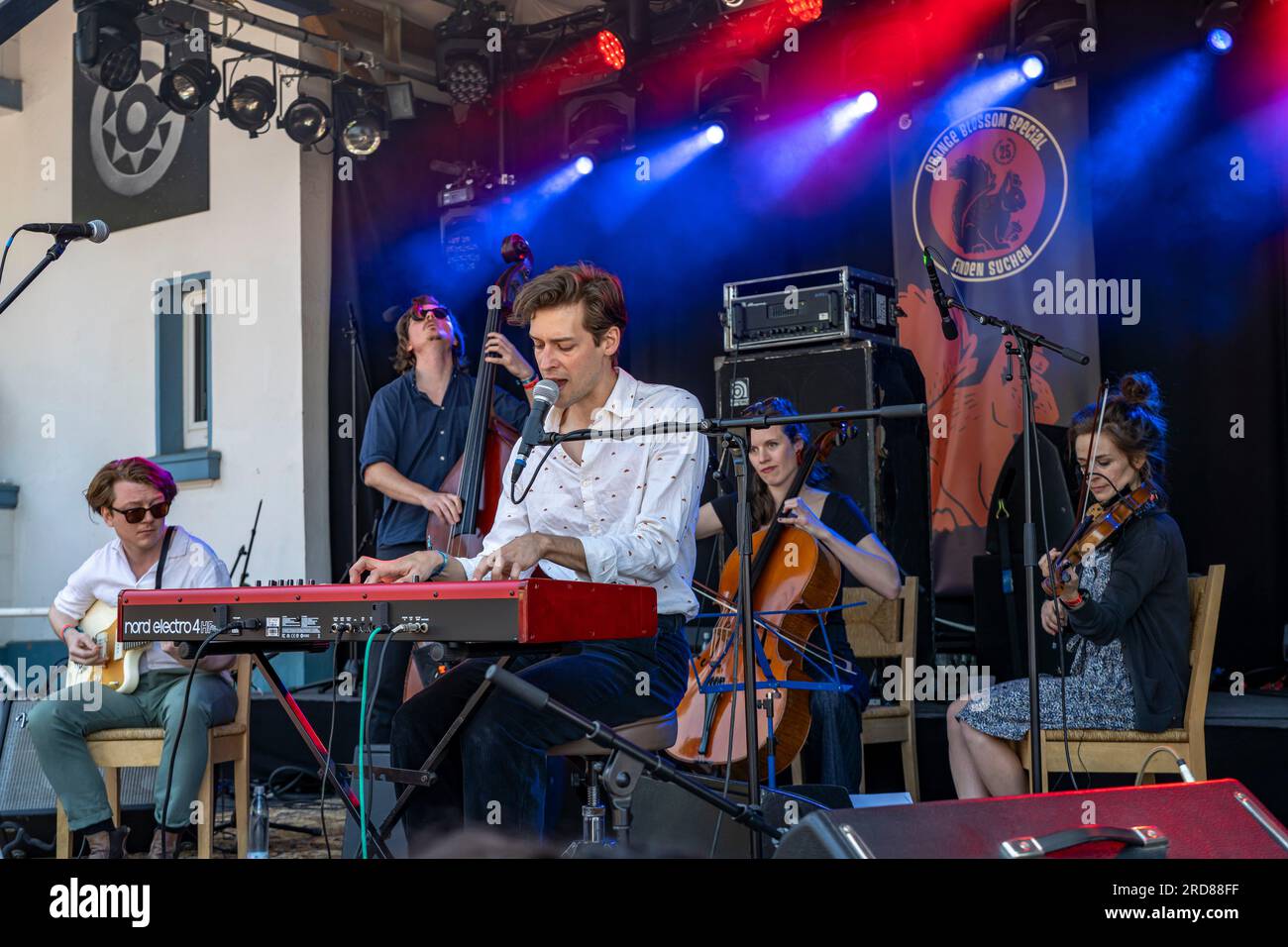 Die deutsche Band Hotel Rimini live beim Orange Blossom Special Festival, Beverungen, Deutschland | German Rock Band Hotel Rimini live at the Orang Banque D'Images