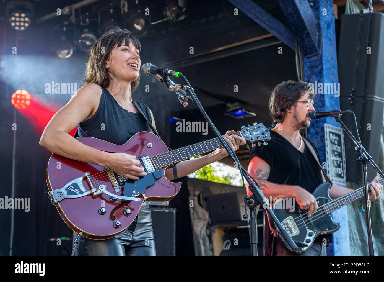 Die amerikanische Sängerin Lera Lynn mit Band live beim Orange Blossom Special Festival, Beverungen, Deutschland | Americasn Singer Lera Lynn with Banque D'Images