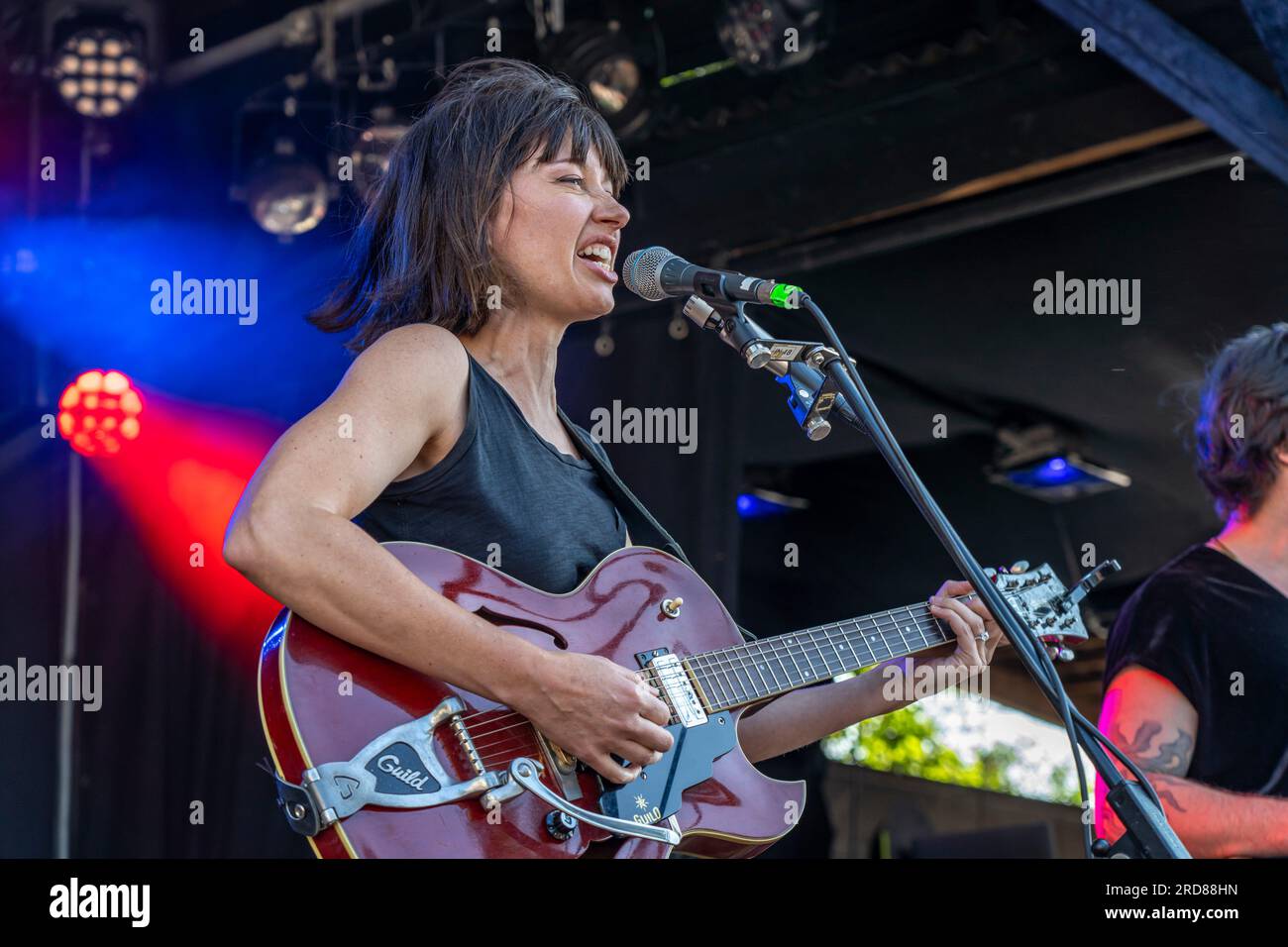 Die amerikanische Sängerin Lera Lynn mit Band live beim Orange Blossom Special Festival, Beverungen, Deutschland | Americasn Singer Lera Lynn with Banque D'Images