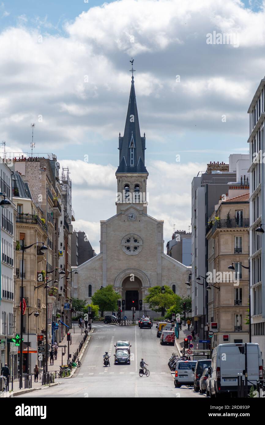 Vue lointaine de l'église catholique notre-Dame de la Gare située place Jeanne d'Arc, dans le 13e arrondissement de Paris, France Banque D'Images