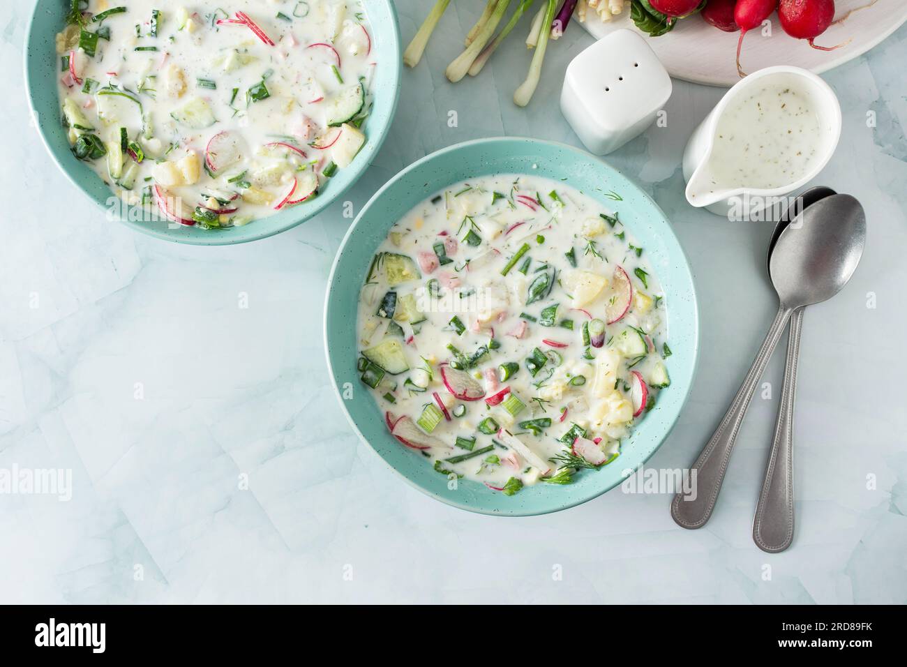 Soupe froide d'été Okroshka, soupe avec légumes et saucisses, œufs et herbes fraîches et yaourt, soupe russe traditionnelle Banque D'Images