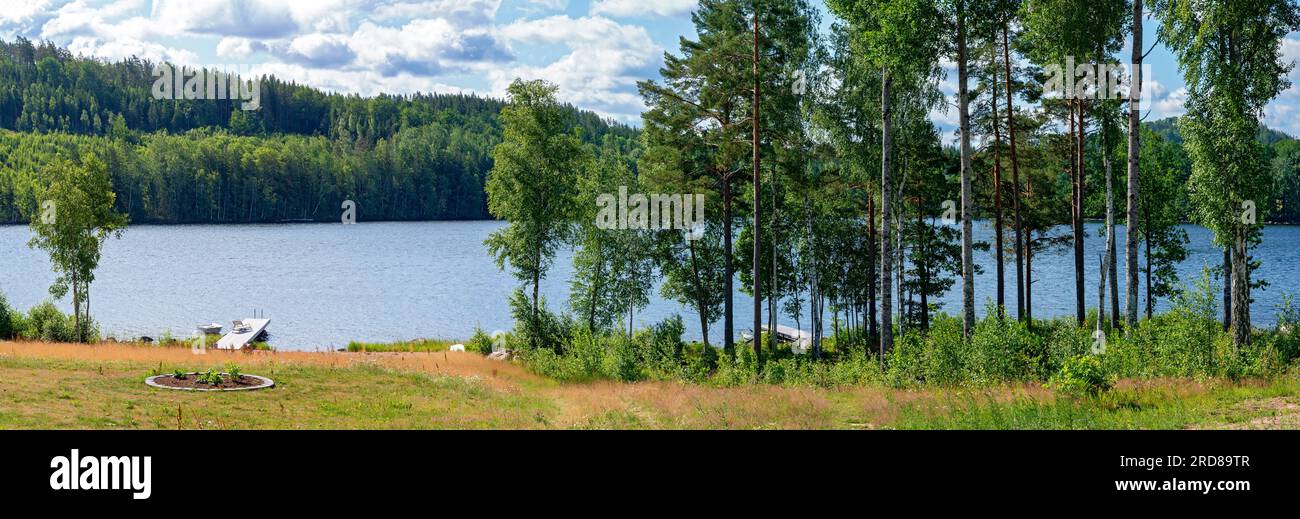 Vue estivale sur le lac Gissen avec jetée de baignade près de Vimmerby dans la région Kalmar län (Smaland), Suède Banque D'Images