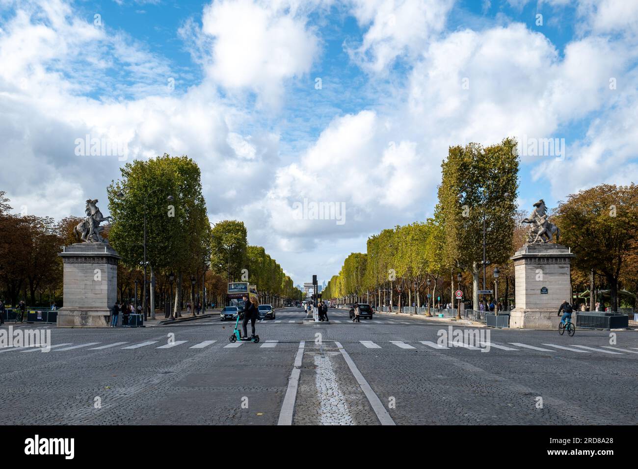 Paris, Île-de-France, France - 27 octobre 2022 : l'Arc de Triomphe, situé sur l'axe Historique de Paris avec seulement quelques voitures et personnes sur les vélos et S. Banque D'Images