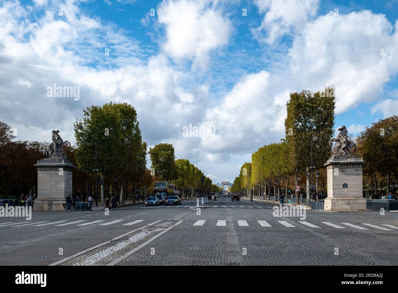 Paris, Île-de-France, France - 1 octobre 2022 : l'Arc de Triomphe au loin sur l'axe historique de Paris presque vide, une longue perspective qui court Banque D'Images