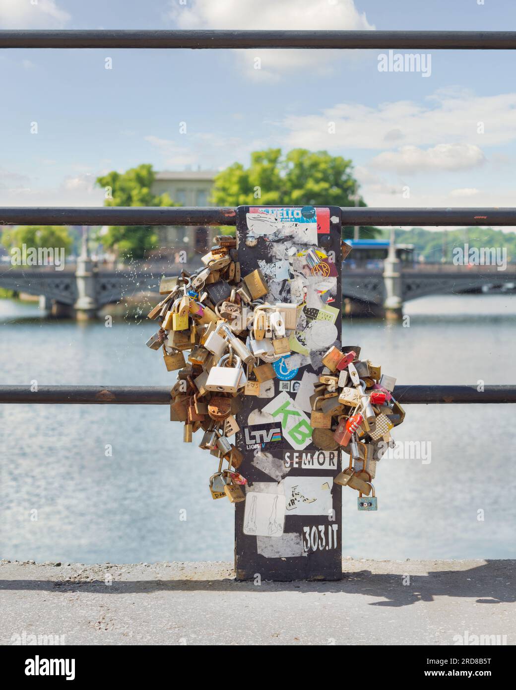 Stockholm, Suède - juin 26 2022 : serrures d'amour attachées à la balustrade du pont de Riksbron, ou le pont national, Gamla Stan Banque D'Images