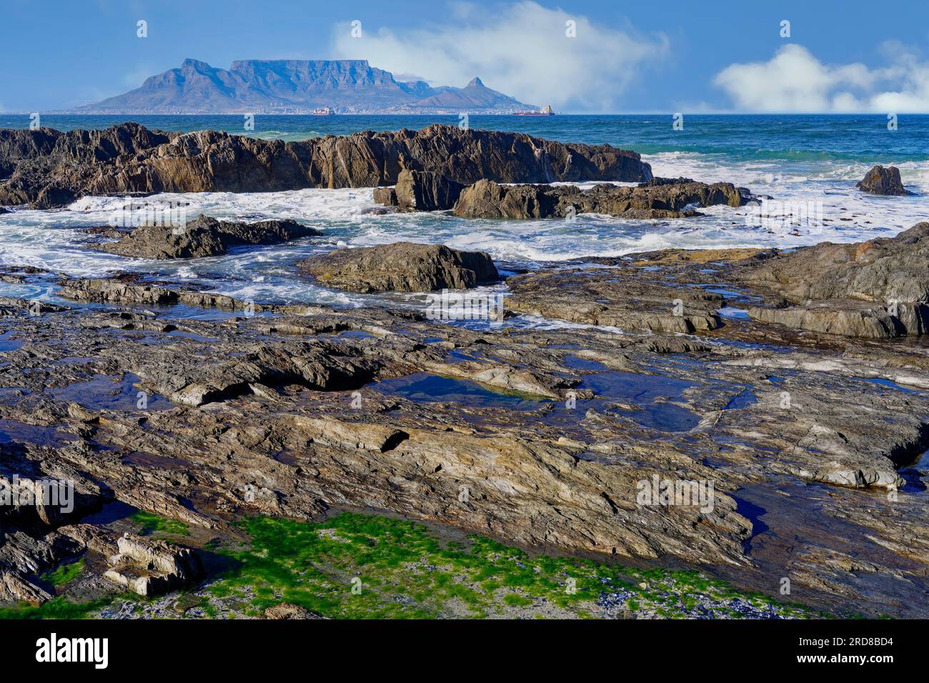 Vue de Table Mountain depuis Blue Mountain Beach, Cape Town, Afrique du Sud, Afrique Banque D'Images