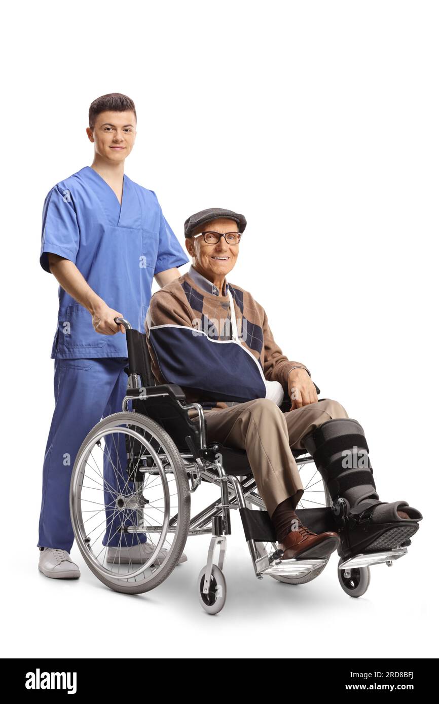 Infirmier masculin et un patient mature blessé dans un fauteuil roulant isolé sur fond blanc Banque D'Images