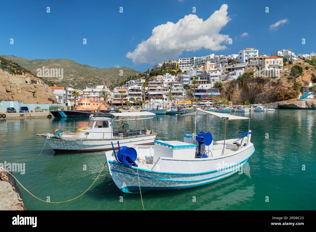 Bateaux de pêche dans le port d'Agia Galini, Côte Sud, Crète, Îles grecques, Grèce, Europe Banque D'Images