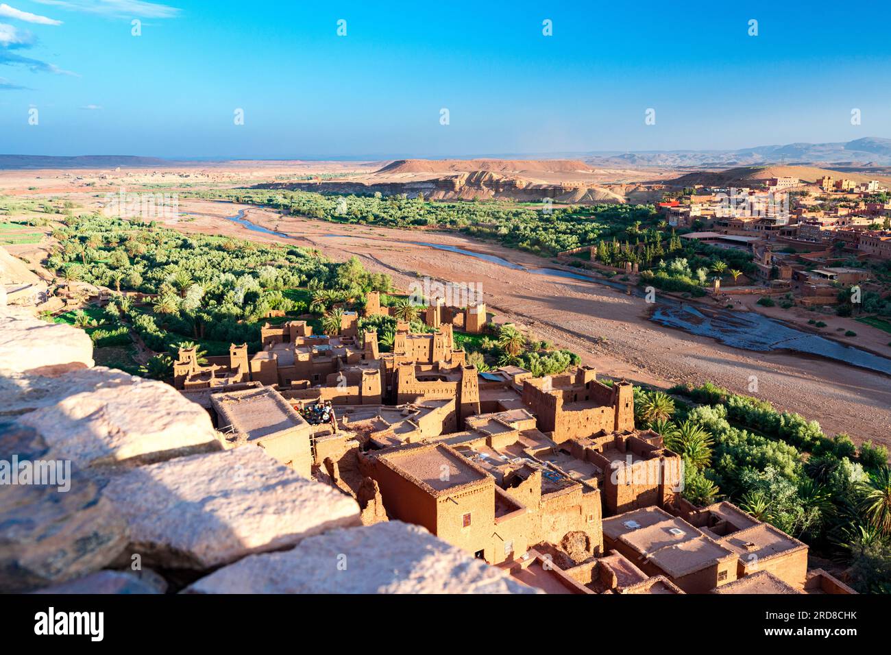 Vue à angle élevé d'ait Ben Haddou, site du patrimoine mondial de l'UNESCO, dans le paysage désertique au pied des montagnes de l'Atlas, province de Ouarzazate, Maroc Banque D'Images