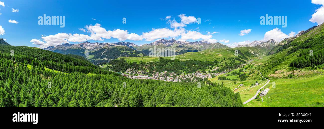 Panoramique aérien du village alpin de Madesimo entouré de bois verts, Valle Spluga, Valtellina, Lombardie, Italie, Europe Banque D'Images