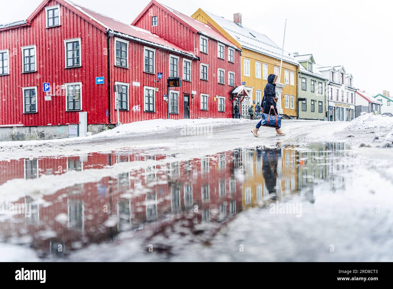 Promenade touristique près des maisons multicolores de Tromso en hiver, Tromso, Norvège, Scandinavie, Europe Banque D'Images