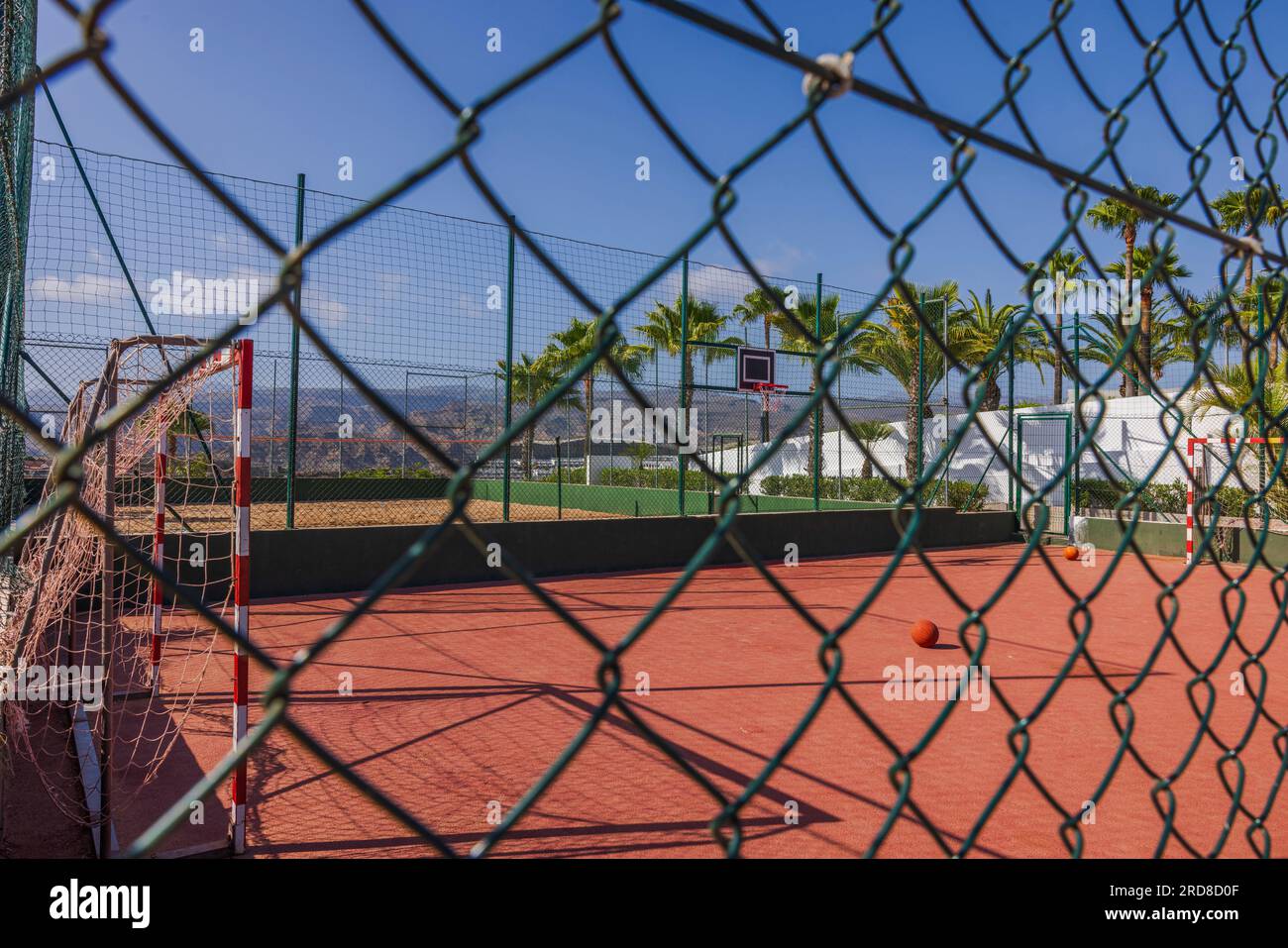 Vue rapprochée du court de l'hôtel pour les activités sportives en plein air grâce à un filet de protection. Espagne. Banque D'Images