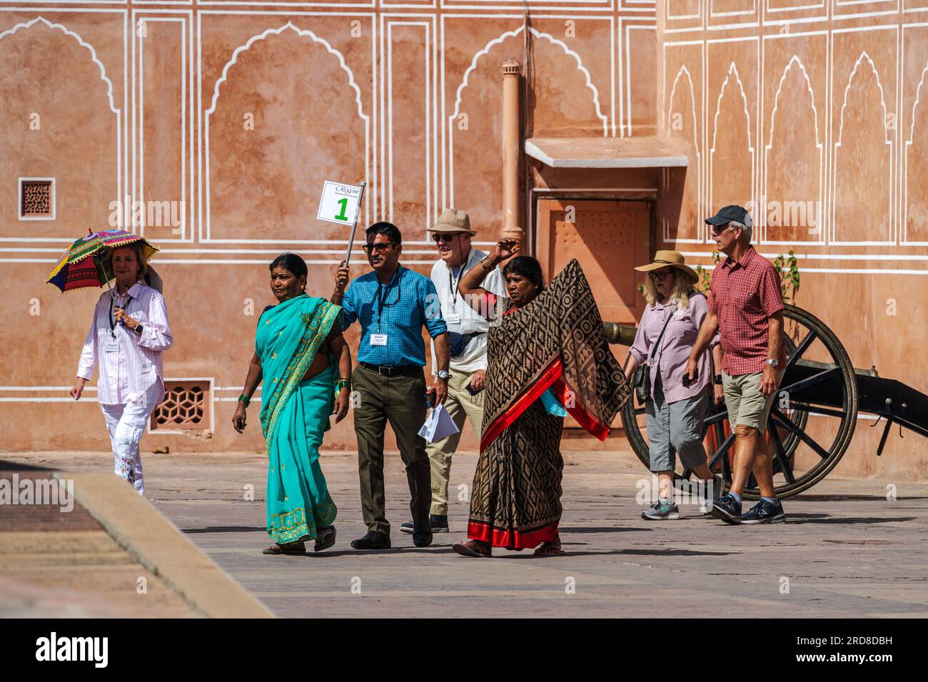 Jaipur, Inde -- 13 avril 2023. Un téléobjectif de touristes dans une cour du City Palace dirigé par un guide. Banque D'Images