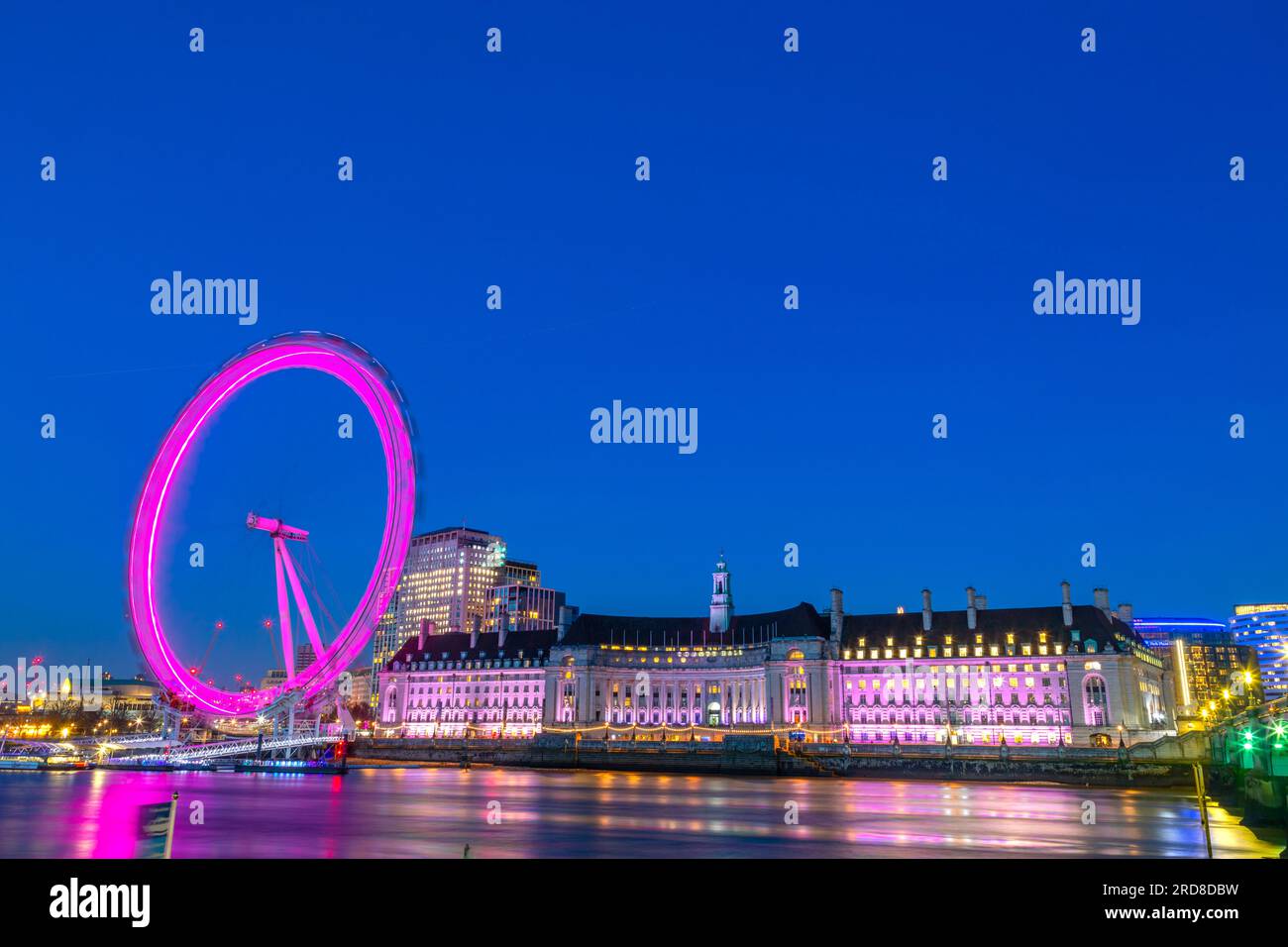 London Eye et London County Hall buiding, au crépuscule, rivière Thames, Londres, Angleterre, Royaume-Uni, Europe Banque D'Images