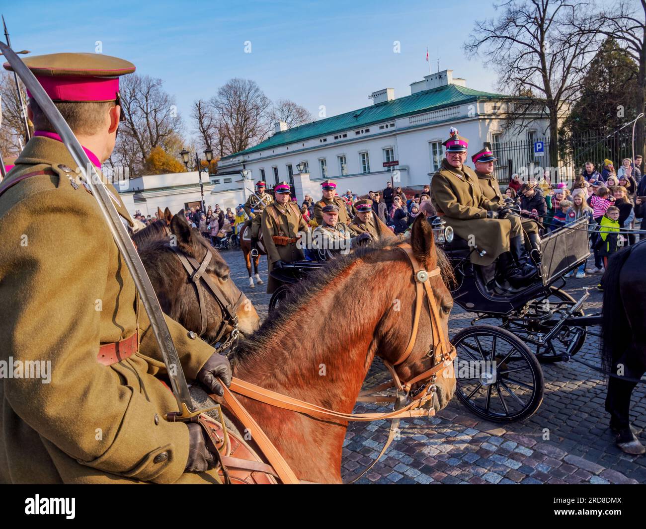 Acteur dans le rôle de Jozef Pilsudski dans une calèche, parade des chevaux de la fête de l'indépendance nationale, Parc Lazienki (Parc des bains royaux), Varsovie, Voïvodie de Masovienne, Pologne Banque D'Images