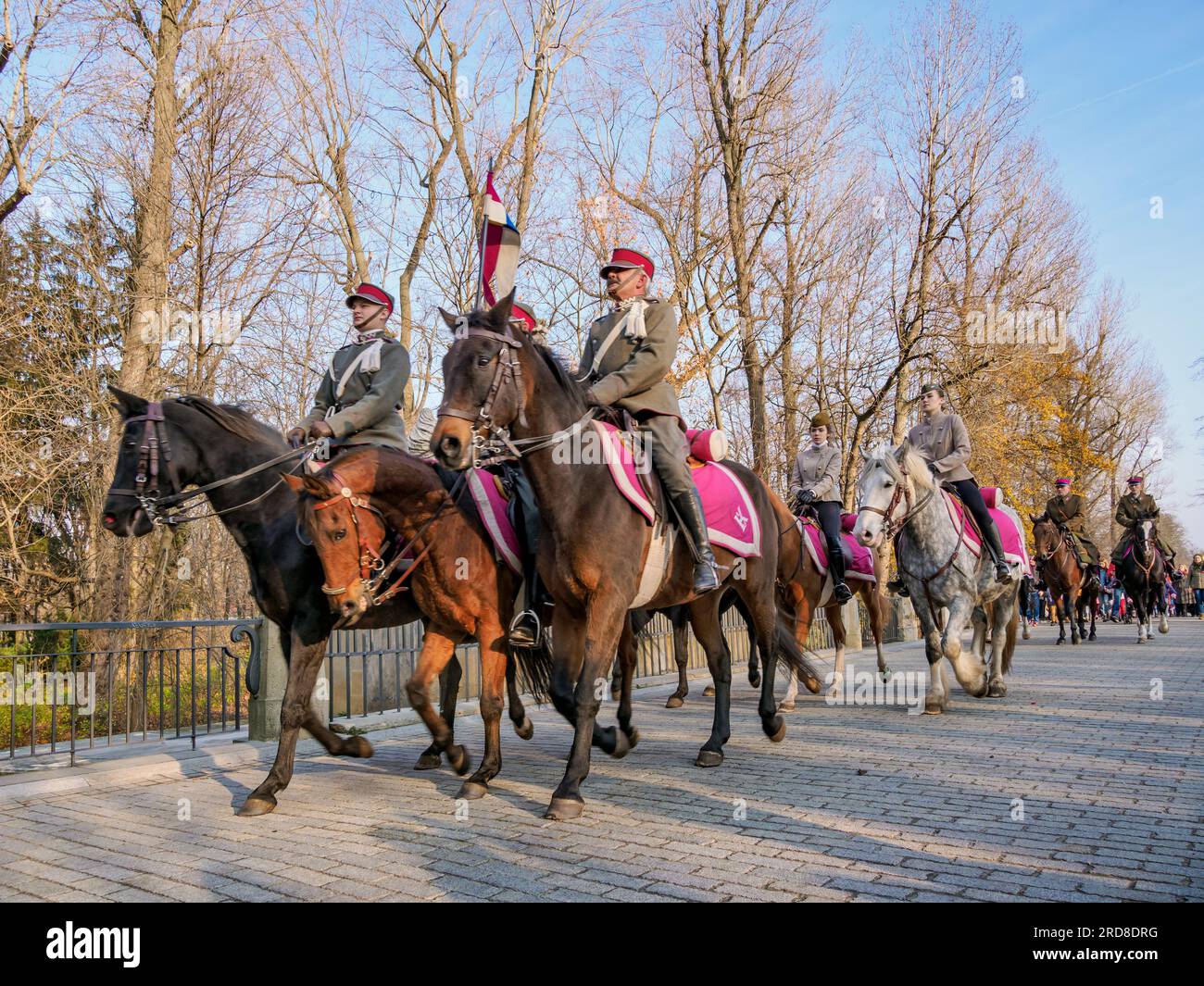 Parade des chevaux de la fête de l'indépendance nationale, Parc Lazienki (Parc des bains royaux), Varsovie, Voïvodie de Masovie, Pologne, Europe Banque D'Images