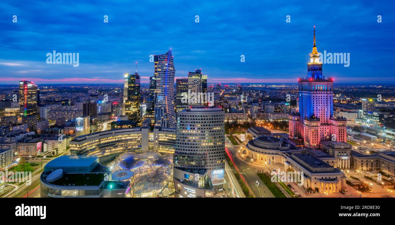 Palais de la Culture et de la Science et City Centre Skyline au crépuscule, vue surélevée, Varsovie, Voïvodie de Masovie, Pologne, Europe Banque D'Images