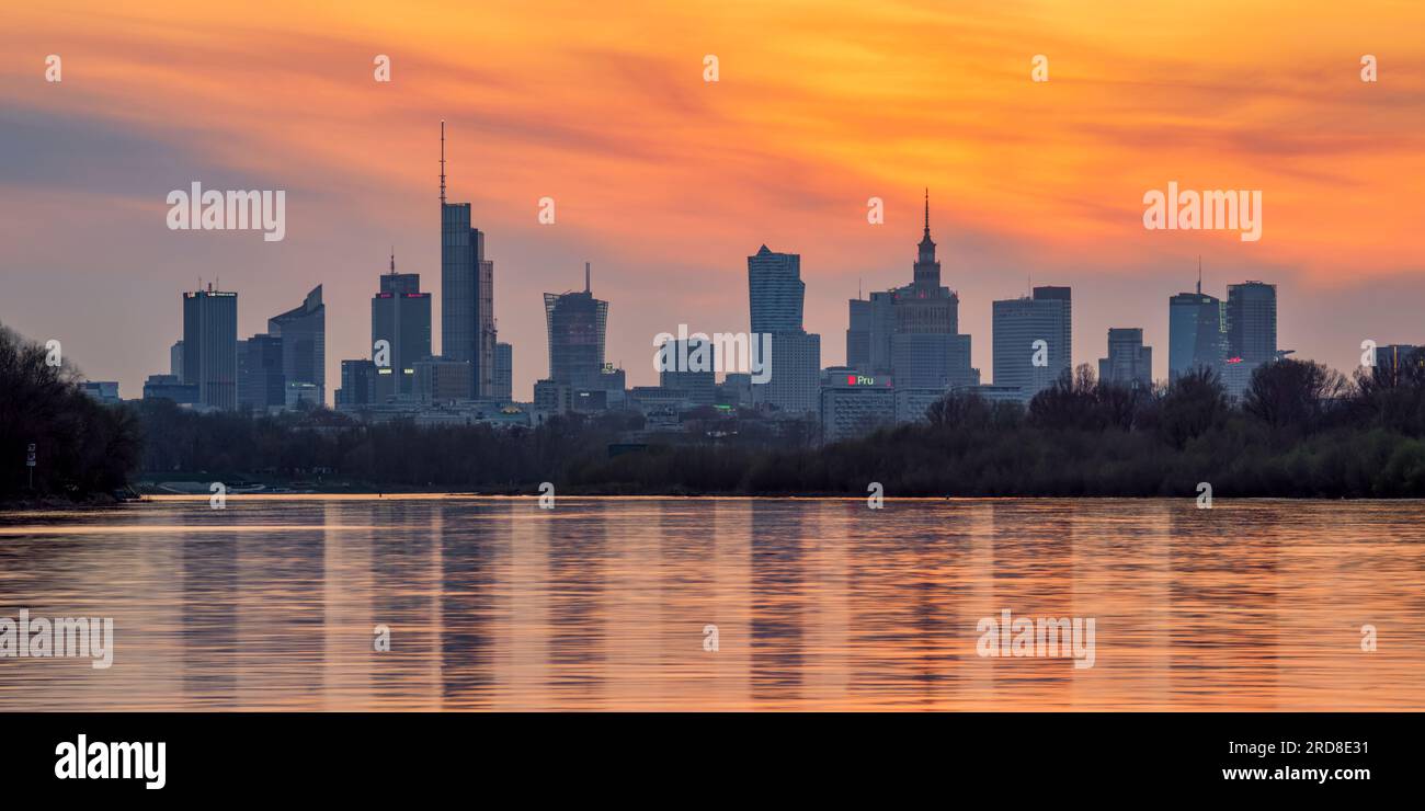 Vue sur la Vistule vers le centre-ville Skyline au coucher du soleil, Varsovie, Voïvodie de Masovie, Pologne, Europe Banque D'Images