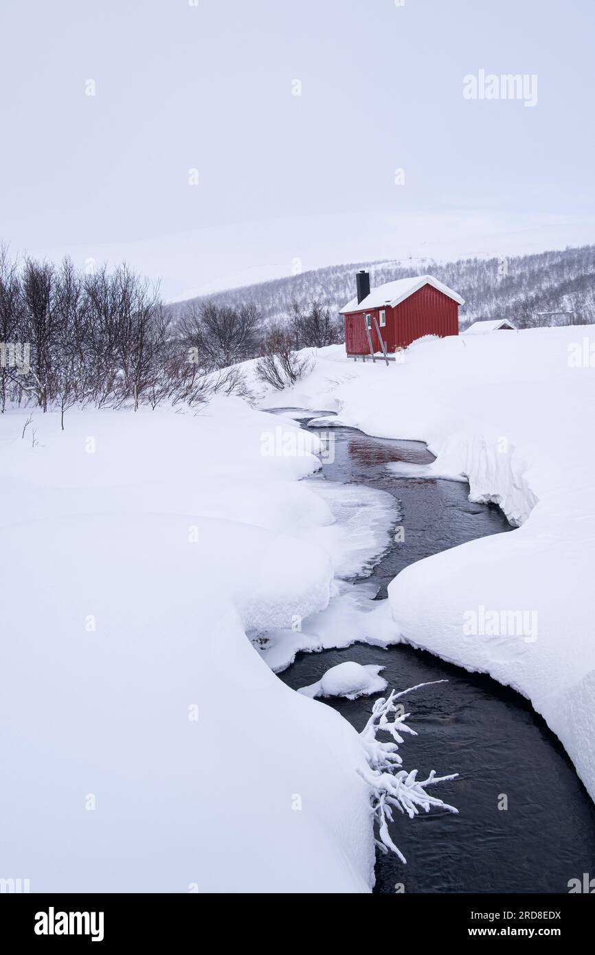 Cabane traditionnelle sami (Hytte) en hiver, près du lac Eoalbmejavri, plateau du Finnmark, Troms og Finnmark, Norvège, Scandinavie, Europe Banque D'Images