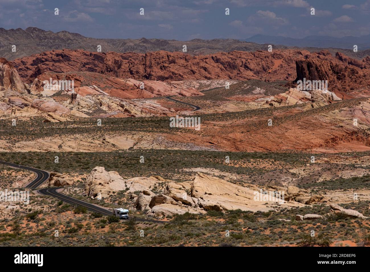 Un camping-car de camping-car véhicule récréatif parcourt l'autoroute de White Domes Road à travers le parc d'état de la vallée de feu, Nevada, États-Unis Banque D'Images