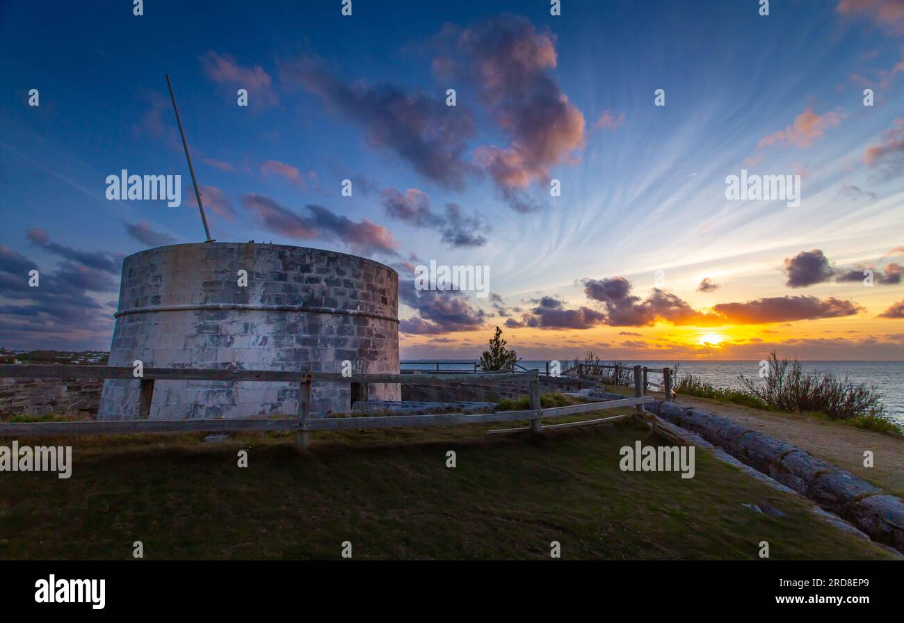 Tour Martello, avec des murs jusqu'à 11 pieds d'épaisseur et entourée de douves sèches, à Ferry Reach Banque D'Images
