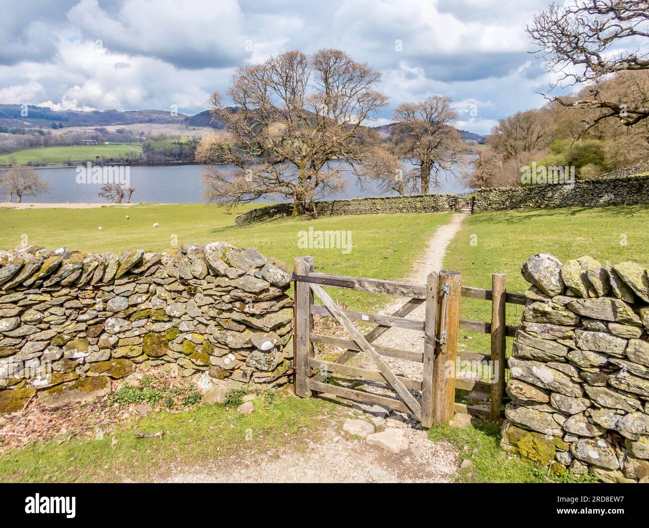 Mur de pierre sèche et porte sur un sentier qui suit la rive sud d'Ullswater, Lake District National Park, site du patrimoine mondial de l'UNESCO Banque D'Images