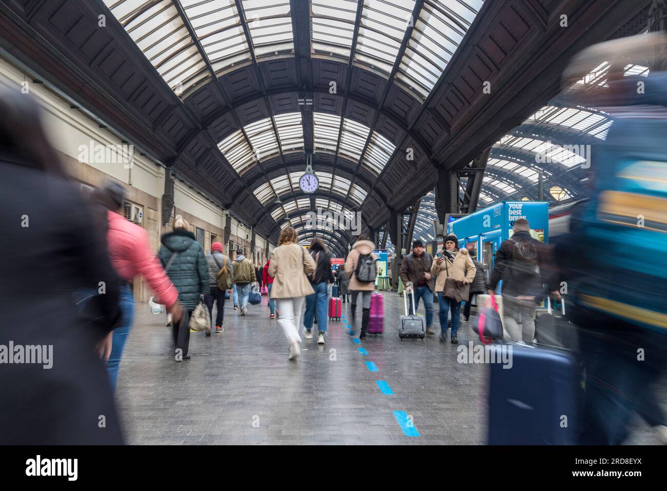 Passagers en transit, gare centrale de Milan, Lombardie, Italie, Europe Banque D'Images