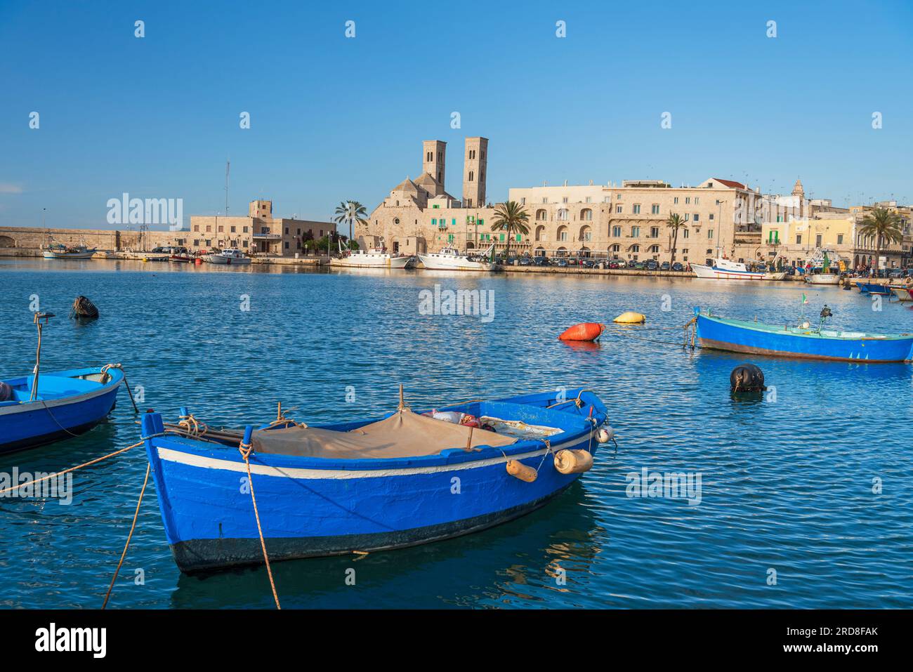 Petits bateaux bleus amarrés dans l'eau du port de la vieille ville médiévale de Barletta, mer Adriatique, mer Méditerranée, Pouilles, Italie, Europe Banque D'Images