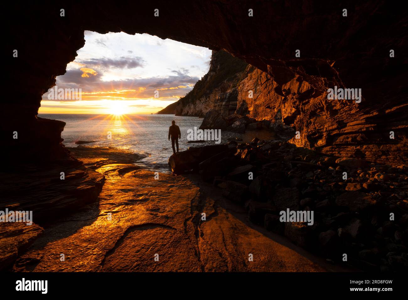 Un garçon admire un beau coucher de soleil printanier de la grotte Byron, Portovenere, province de la Spezia, district de Ligurie, Italie, Europe Banque D'Images