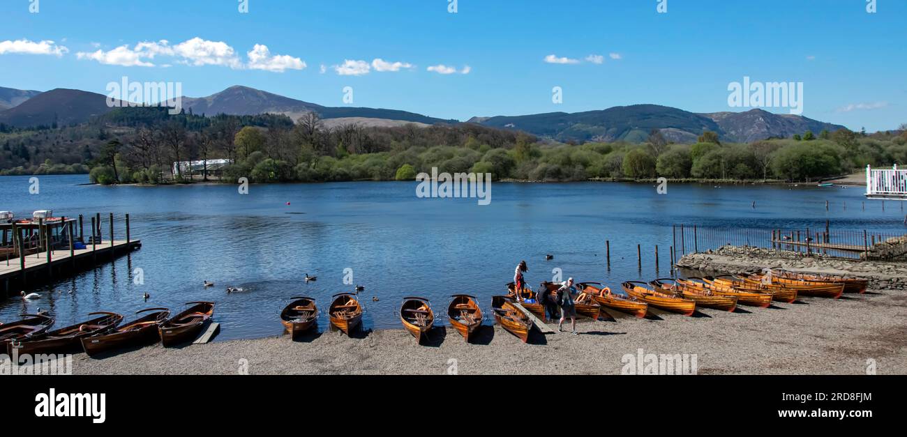 Derwentwater, plage de bateaux à rames, chaîne de Pike Grisedale, Keswick, parc national Lake District, site du patrimoine mondial de l'UNESCO, Cumbria, Angleterre Banque D'Images